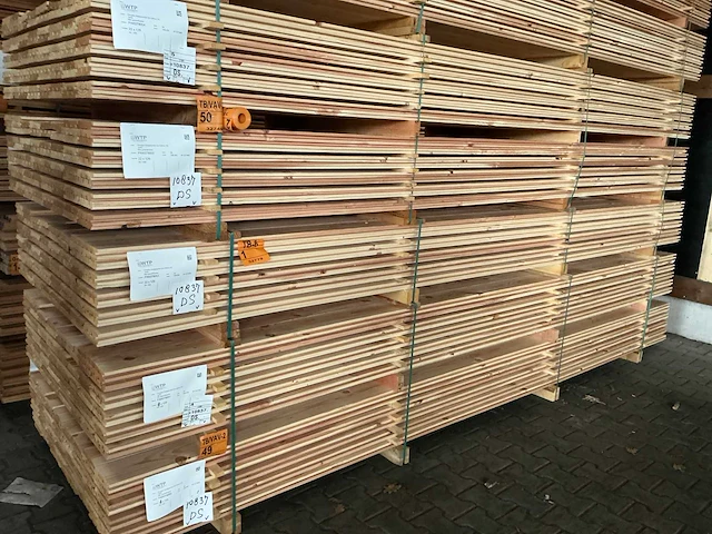 Douglas tripple, design, deens profiel 22x142mm, lengte 400cm (84x) - afbeelding 1 van  2