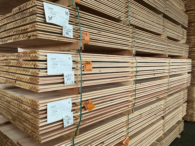 Douglas tripple, design, deens profiel 22x142mm, lengte 400cm (84x) - afbeelding 1 van  2