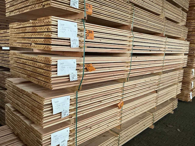 Douglas tripple, design, deens profiel 22x142mm, lengte 400cm (84x) - afbeelding 1 van  2