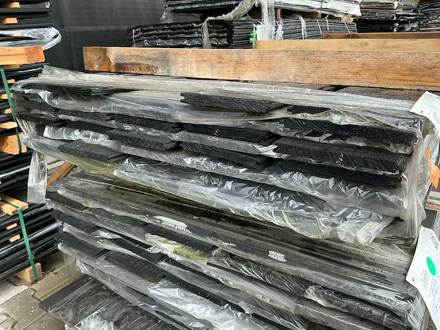 Douglas veer en groef 18x185mm zwart gespoten, lengte 500cm (54x) - afbeelding 1 van  3