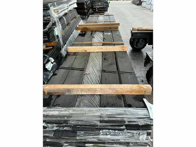Douglas veer en groef 18x185mm zwart gespoten, lengte 500cm (54x) - afbeelding 2 van  3