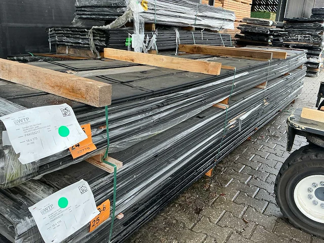 Douglas veer en groef 18x185mm zwart gespoten, lengte 500cm (54x) - afbeelding 3 van  3
