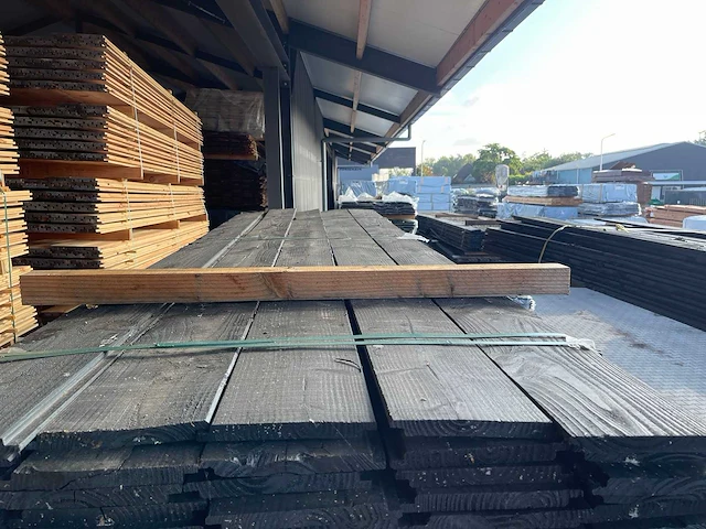 Douglas veer en groef zwart gecoat 3000x178x18mm (130x) - afbeelding 1 van  3