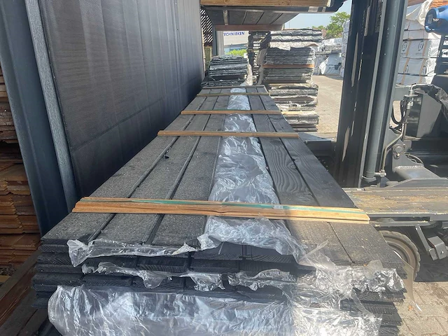 Douglas veer en groef zwart gecoat 5000x145x18mm (55x) - afbeelding 1 van  3