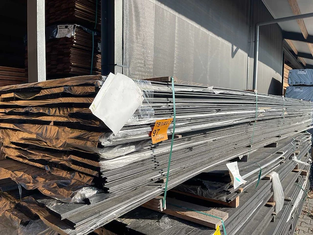 Douglas veer en groef zwart gecoat 5000x175x18mm (140x) - afbeelding 2 van  3