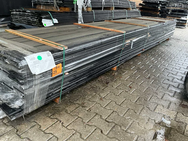 Douglas veer en groef zwart gespoten 18x185mm, lengte 500cm (140x) - afbeelding 1 van  3