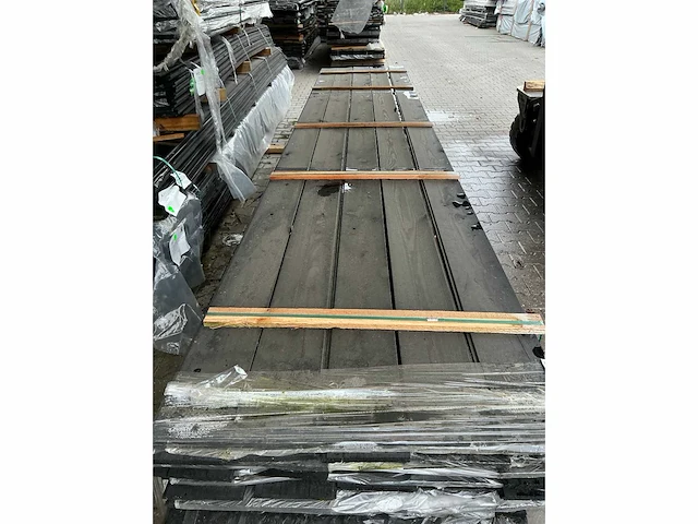 Douglas veer en groef zwart gespoten 18x185mm, lengte 500cm (140x) - afbeelding 2 van  3