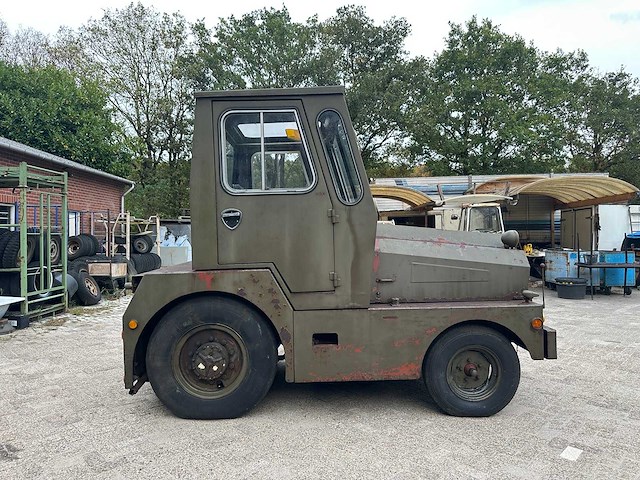 Douglas vliegtuigtrekker – militair legervoertuig t-62-dxl - afbeelding 11 van  14