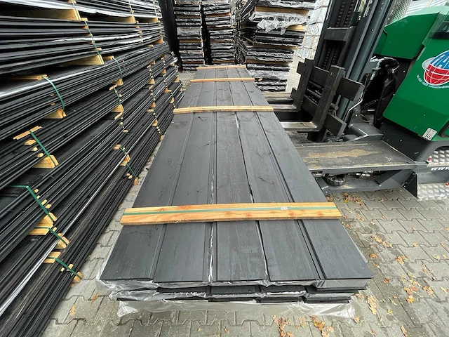 Douglas wisselsponning/halfhoutsrabat zwart gecoat 6000x185x18mm (36x) - afbeelding 1 van  3