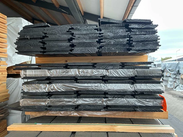 Douglas zweeds rabat zwart gespoten 18x185mm, lengte 300cm (130x) - afbeelding 1 van  3