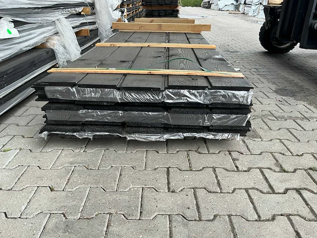 Douglas zweeds rabat zwart gespoten 18x185mm, lengte 500cm (50x) - afbeelding 2 van  3