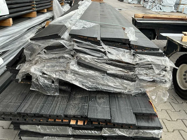 Douglas zweeds rabat zwart gespoten 23x185mm, lengte 360cm (69x) - afbeelding 1 van  3