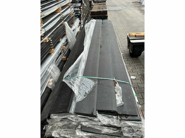 Douglas zweeds rabat zwart gespoten 23x185mm, lengte 360cm (69x) - afbeelding 2 van  3