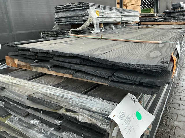 Douglas zweeds rabat zwart gespoten 23x185mm, lengte 400cm (26x) - afbeelding 1 van  3