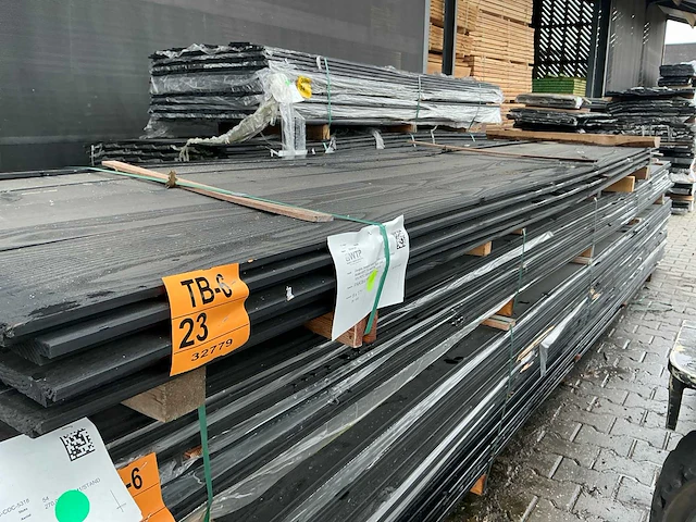 Douglas zweeds rabat zwart gespoten 23x185mm, lengte 400cm (26x) - afbeelding 2 van  3