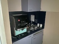Douwe egberts koffiemachine met koffie benodigdheden