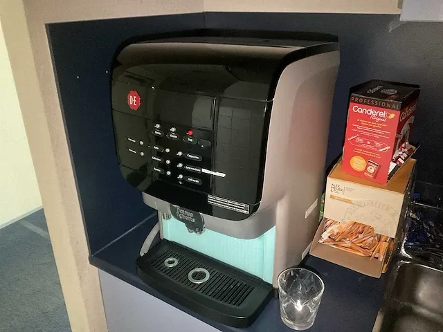 Douwe egberts koffiemachine met koffie benodigdheden - afbeelding 2 van  5