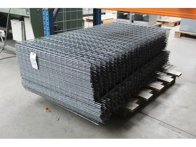 Draadgaas. afmeting 145 x 75 cm. totaal ca 52 stuks - afbeelding 1 van  2