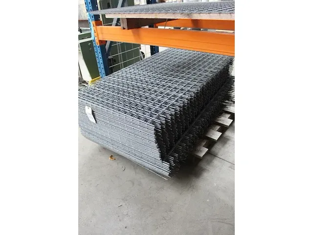 Draadgaas. afmeting 145 x 75 cm. totaal ca 52 stuks - afbeelding 2 van  2