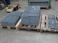 Draadgaas op drie pallets met maat 1000 x 300 mm en 500 x 300 mm. totaal ruim 300 stuks