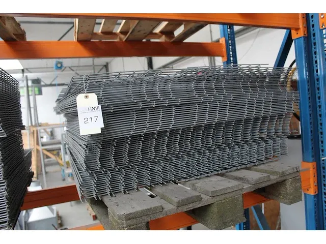 Draadgaas op pallet. afmeting 100 x 80 cm. totaal ca 48 stuks - afbeelding 1 van  2