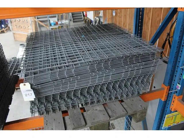 Draadgaas op pallet. afmeting 100 x 80 cm. totaal ca 48 stuks - afbeelding 2 van  2