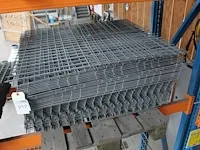 Draadgaas op pallet. afmeting 100 x 80 cm. totaal ca 48 stuks - afbeelding 2 van  2
