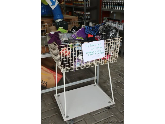 Draadmand op wielen incl. partij kledingstukken bestaande uit vnl. diverse sjaals - afbeelding 1 van  6