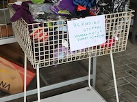Draadmand op wielen incl. partij kledingstukken bestaande uit vnl. diverse sjaals