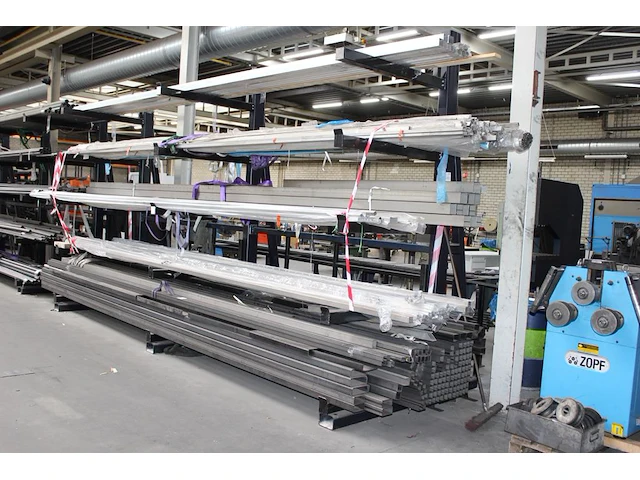 Draagarmstelling met drie staanders, vijf armen afm. 500 x 180 x 300 cm, armlengte 106 cm let op: onderdeel... onderdeel van combinatiekavel combinatie kavel p296 t/m p299 zijnde vier draagarmstellingen. let op excl. inhoud en ophalen in overleg hnvi - afbeelding 1 van  2