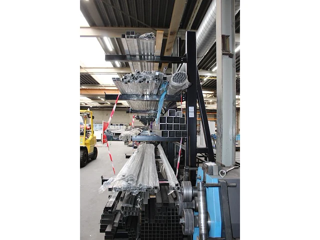 Draagarmstelling met drie staanders, vijf armen afm. 500 x 180 x 300 cm, armlengte 106 cm let op: onderdeel... onderdeel van combinatiekavel combinatie kavel p296 t/m p299 zijnde vier draagarmstellingen. let op excl. inhoud en ophalen in overleg hnvi - afbeelding 2 van  2