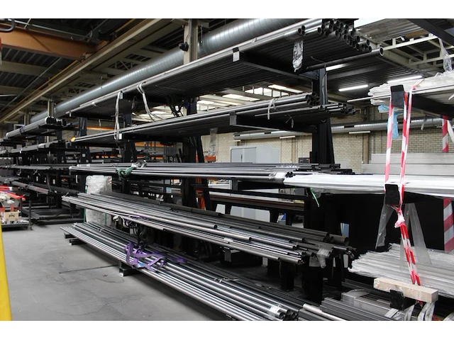 Draagarmstelling met drie staanders, vijf armen afm. 500 x 180 x 300 cm, armlengte 106 cm let op onderdeel ... onderdeel van combinatiekavel combinatie kavel p296 t/m p299 zijnde vier draagarmstellingen. let op excl. inhoud en ophalen in overleg hnvi - afbeelding 1 van  2