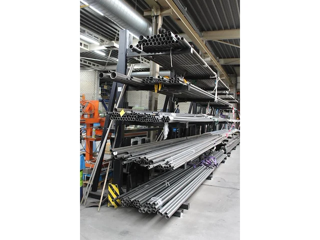 Draagarmstelling met drie staanders, vijf armen afm. 500 x 180 x 300 cm, armlengte 106 cm let op onderdeel ... onderdeel van combinatiekavel combinatie kavel p296 t/m p299 zijnde vier draagarmstellingen. let op excl. inhoud en ophalen in overleg hnvi - afbeelding 2 van  2