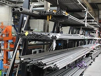 Draagarmstelling met drie staanders, vijf armen afm. 500 x 180 x 300 cm, armlengte 106 cm let op onderdeel ... onderdeel van combinatiekavel combinatie kavel p296 t/m p299 zijnde vier draagarmstellingen. let op excl. inhoud en ophalen in overleg hnvi - afbeelding 2 van  2