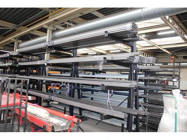 Draagarmstelling met drie staanders, vijf armen afm. 500 x 180 x 300 cm, armlengte 106 cm let op onderdeel ... onderdeel van combinatiekavel combinatie kavel p296 t/m p299 zijnde vier draagarmstellingen. let op excl. inhoud en ophalen in overleg hnvi - afbeelding 1 van  2