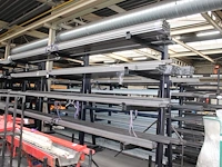 Draagarmstelling met drie staanders, vijf armen afm. 500 x 180 x 300 cm, armlengte 106 cm let op onderdeel ... onderdeel van combinatiekavel combinatie kavel p296 t/m p299 zijnde vier draagarmstellingen. let op excl. inhoud en ophalen in overleg hnvi - afbeelding 1 van  2