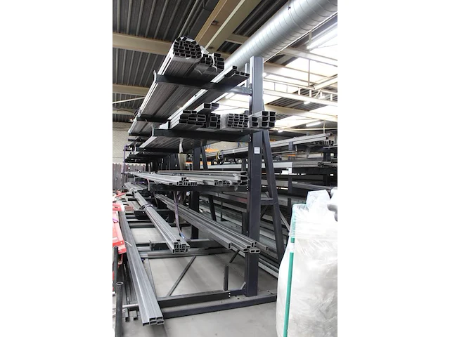 Draagarmstelling met drie staanders, vijf armen afm. 500 x 180 x 300 cm, armlengte 106 cm let op onderdeel ... onderdeel van combinatiekavel combinatie kavel p296 t/m p299 zijnde vier draagarmstellingen. let op excl. inhoud en ophalen in overleg hnvi - afbeelding 2 van  2