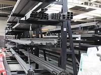 Draagarmstelling met drie staanders, vijf armen afm. 500 x 180 x 300 cm, armlengte 106 cm let op onderdeel ... onderdeel van combinatiekavel combinatie kavel p296 t/m p299 zijnde vier draagarmstellingen. let op excl. inhoud en ophalen in overleg hnvi - afbeelding 2 van  2