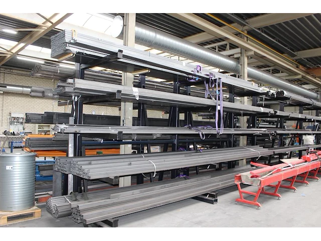 Draagarmstelling met drie staanders, vijf armen afm. 500 x 180 x 300 cm, armlengte 106 cm. let op onderdeel... onderdeel van combinatiekavel combinatie kavel p296 t/m p299 zijnde vier draagarmstellingen. let op excl. inhoud en ophalen in overleg hnvi - afbeelding 1 van  2