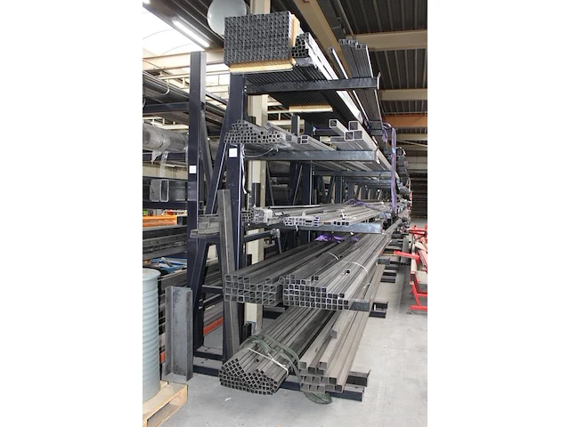 Draagarmstelling met drie staanders, vijf armen afm. 500 x 180 x 300 cm, armlengte 106 cm. let op onderdeel... onderdeel van combinatiekavel combinatie kavel p296 t/m p299 zijnde vier draagarmstellingen. let op excl. inhoud en ophalen in overleg hnvi - afbeelding 2 van  2