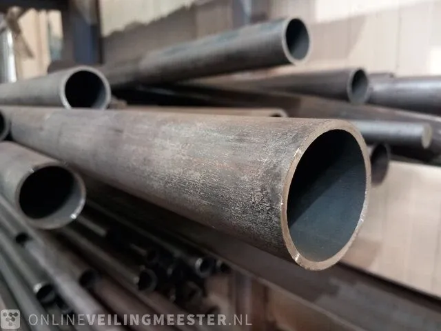 Draagarmstelling met metalen profielen en buizen - afbeelding 2 van  13