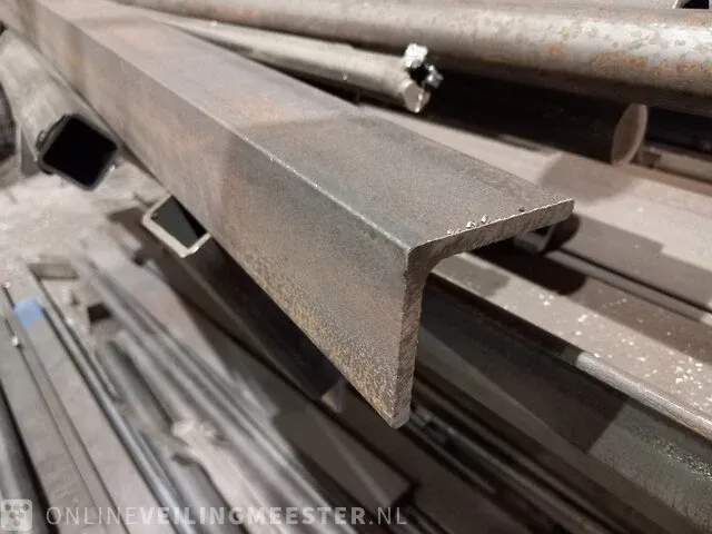 Draagarmstelling met metalen profielen en buizen - afbeelding 3 van  13