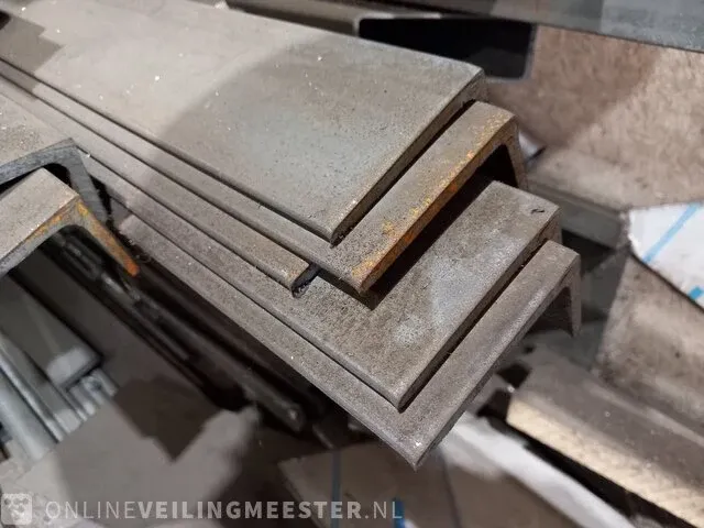 Draagarmstelling met metalen profielen en buizen - afbeelding 4 van  13