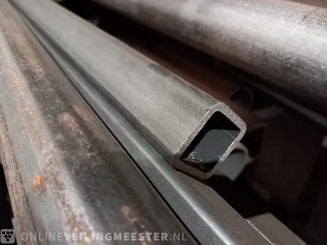 Draagarmstelling met metalen profielen en buizen - afbeelding 5 van  13