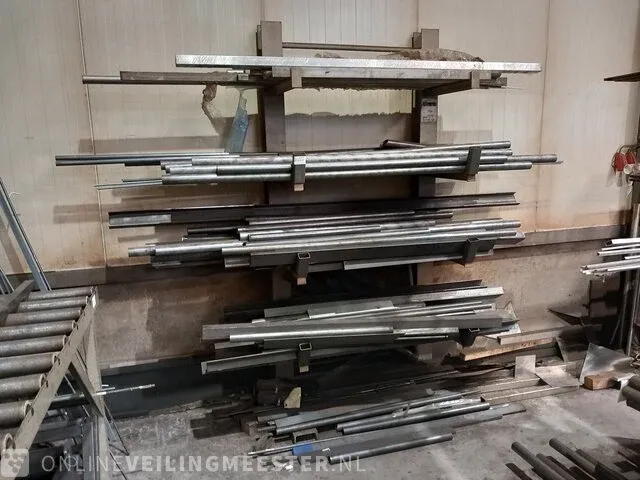 Draagarmstelling met metalen profielen en buizen - afbeelding 1 van  13