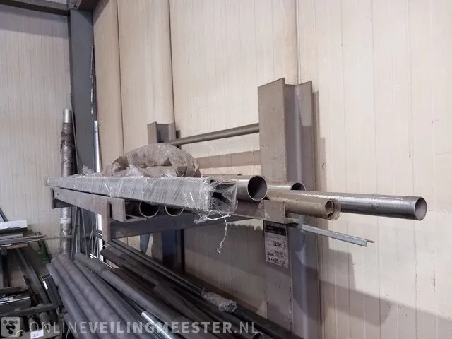 Draagarmstelling met metalen profielen en buizen - afbeelding 6 van  13