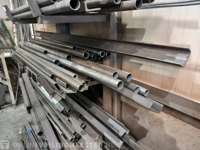 Draagarmstelling met metalen profielen en buizen - afbeelding 8 van  13