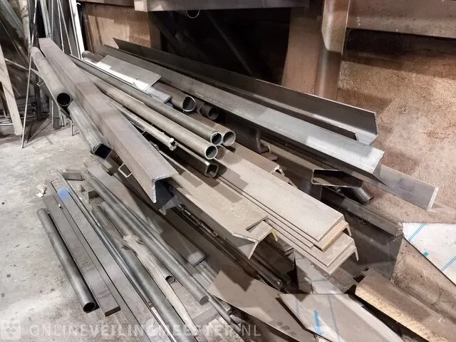 Draagarmstelling met metalen profielen en buizen - afbeelding 9 van  13