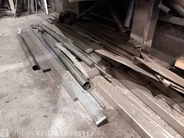 Draagarmstelling met metalen profielen en buizen - afbeelding 10 van  13