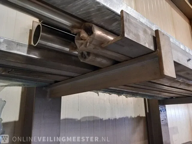 Draagarmstelling met metalen profielen en buizen - afbeelding 12 van  13